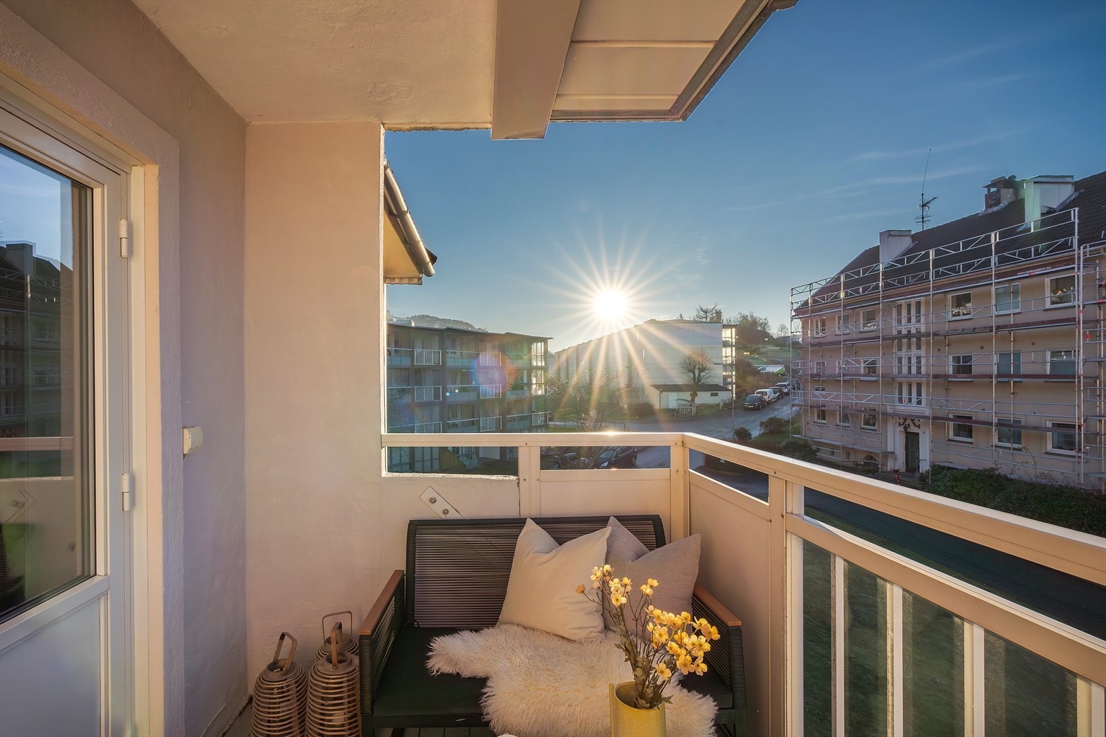 - Balkongen er solrik med sol fra tidlig formiddag til ca. 22 midtsommers - Galleribilde