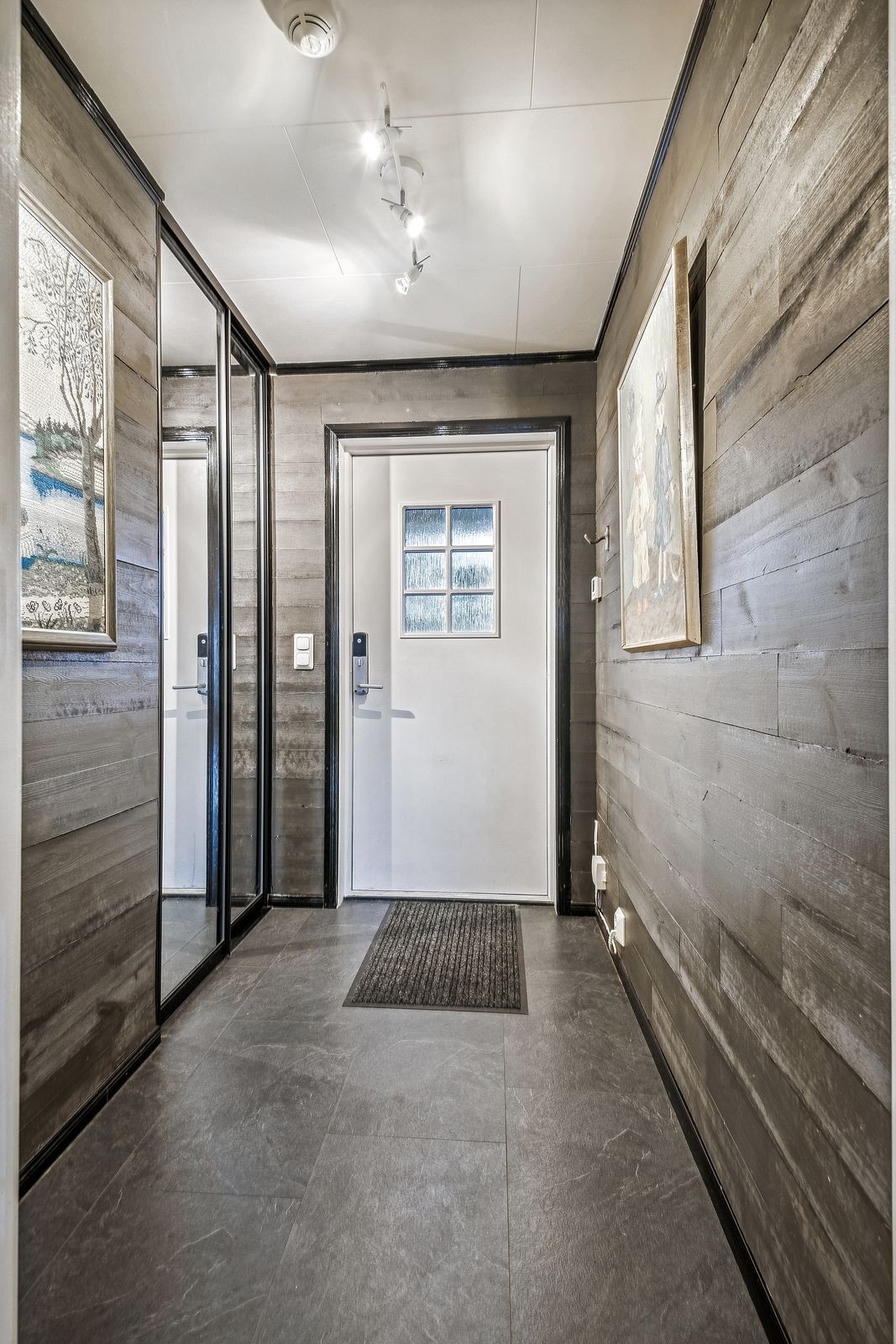 Gang/entre med garderobeskap Galleribilde