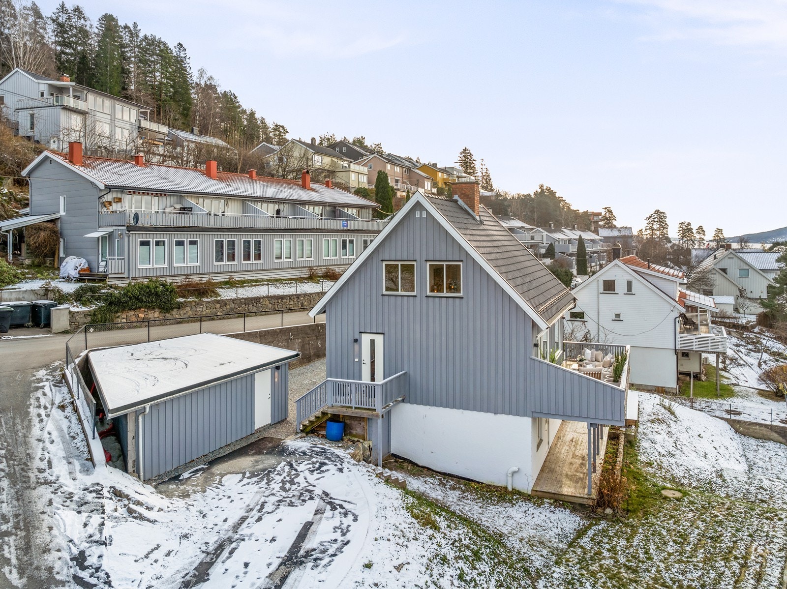 Eiendommen sett fra nord. Galleribilde