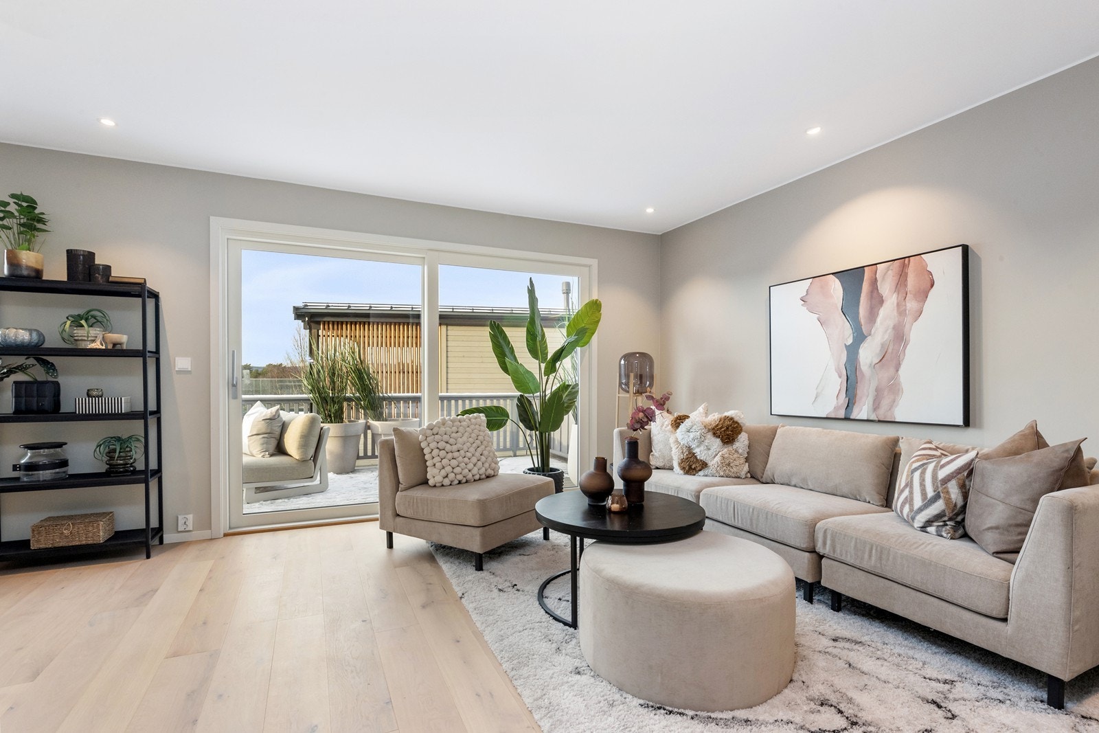 Stue med skyvedør ut til balkong Galleribilde