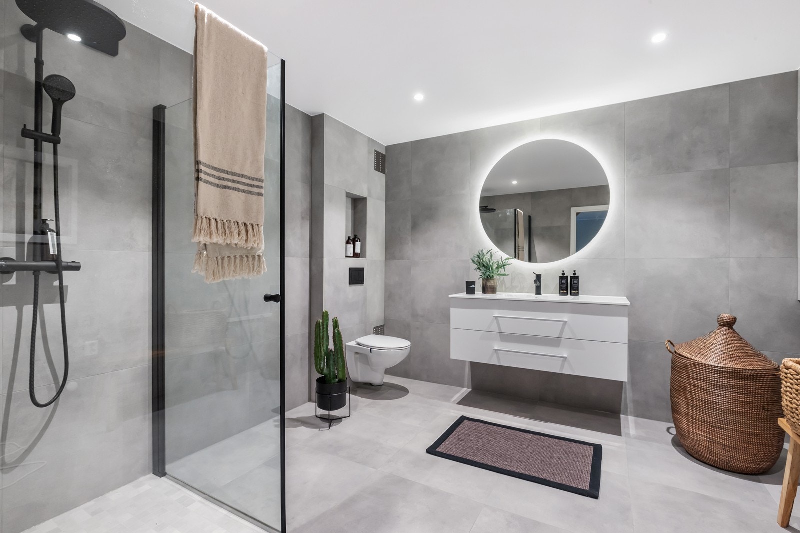 Delikat og innbydende med tidsriktige detaljer og flisvalg. Galleribilde