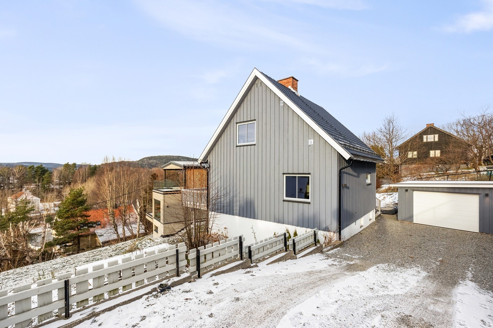 Gruslagt adkomst fra Solveien - Godt med parkeringsplass i tillegg til garasje. Galleribilde