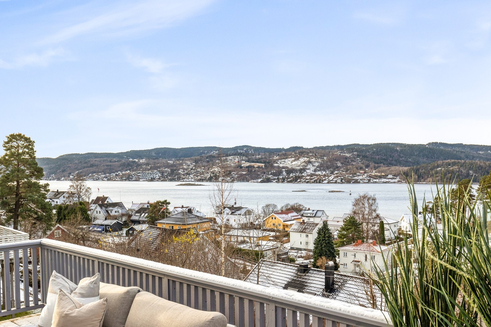 Fantastisk utsikt fra balkongen i 1. etasje. Galleribilde