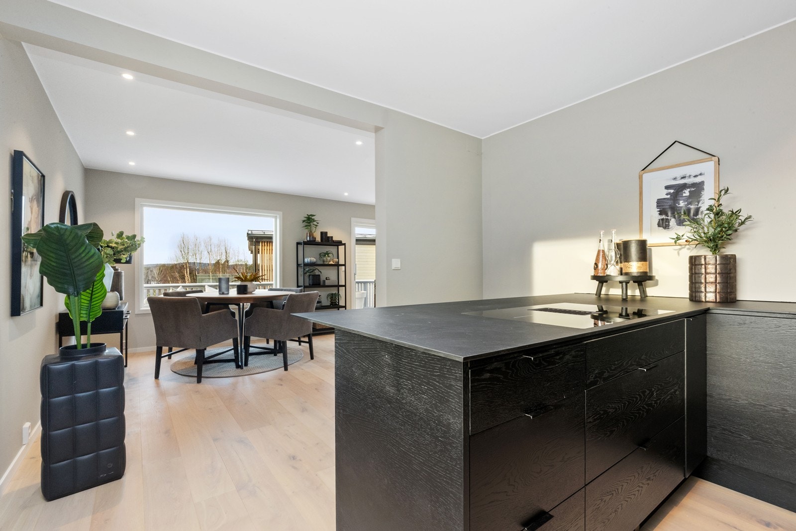 Kjøkken og spisestue i åpen løsning. Galleribilde