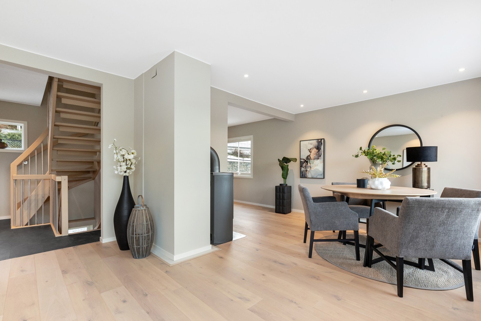 Spisestue og hall - Tidsriktig og moderne Galleribilde