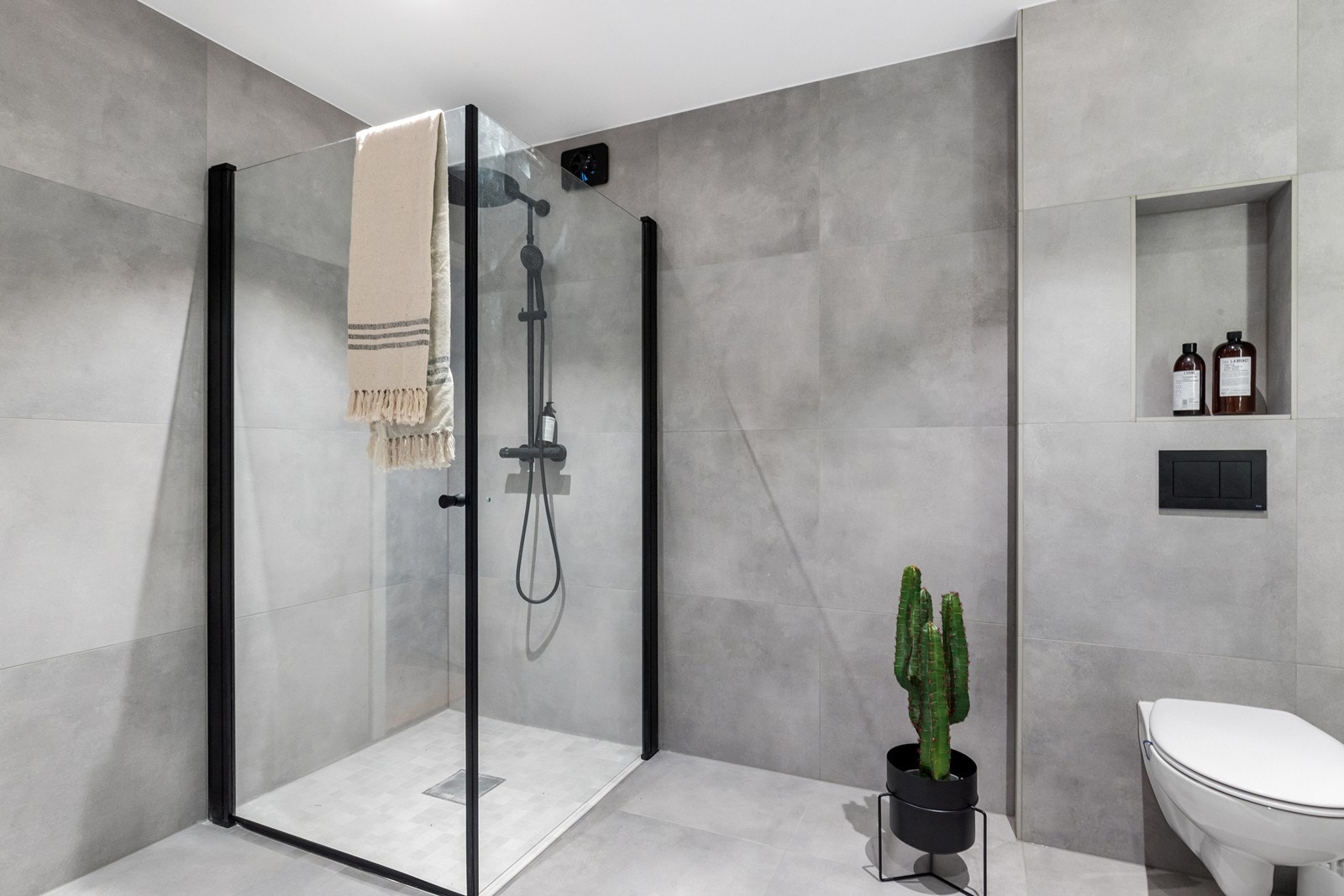 Lekkert flislagt bad i underetasjen Galleribilde