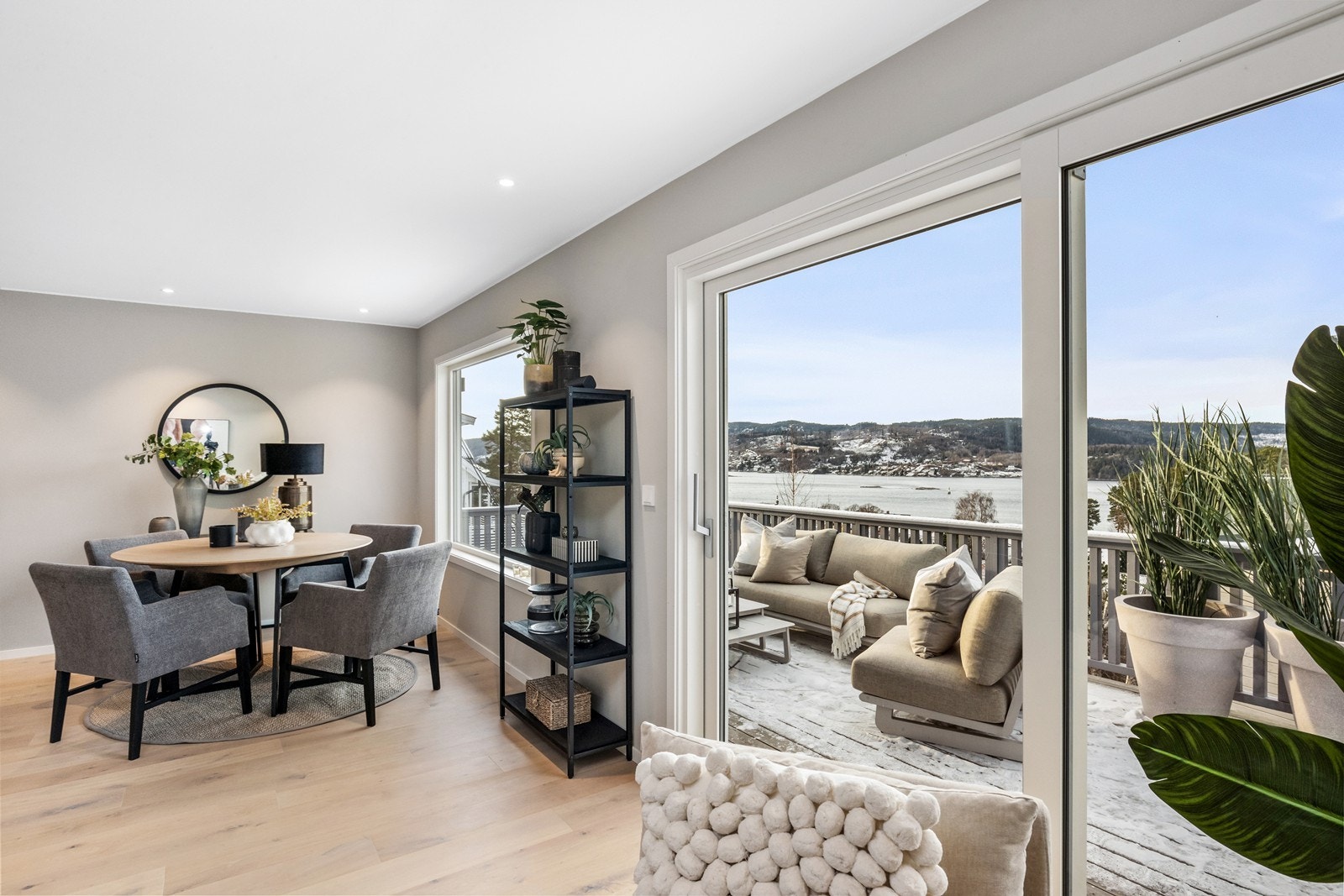 Stue og spisestue med flott utsikt og utgang til balkong. Galleribilde