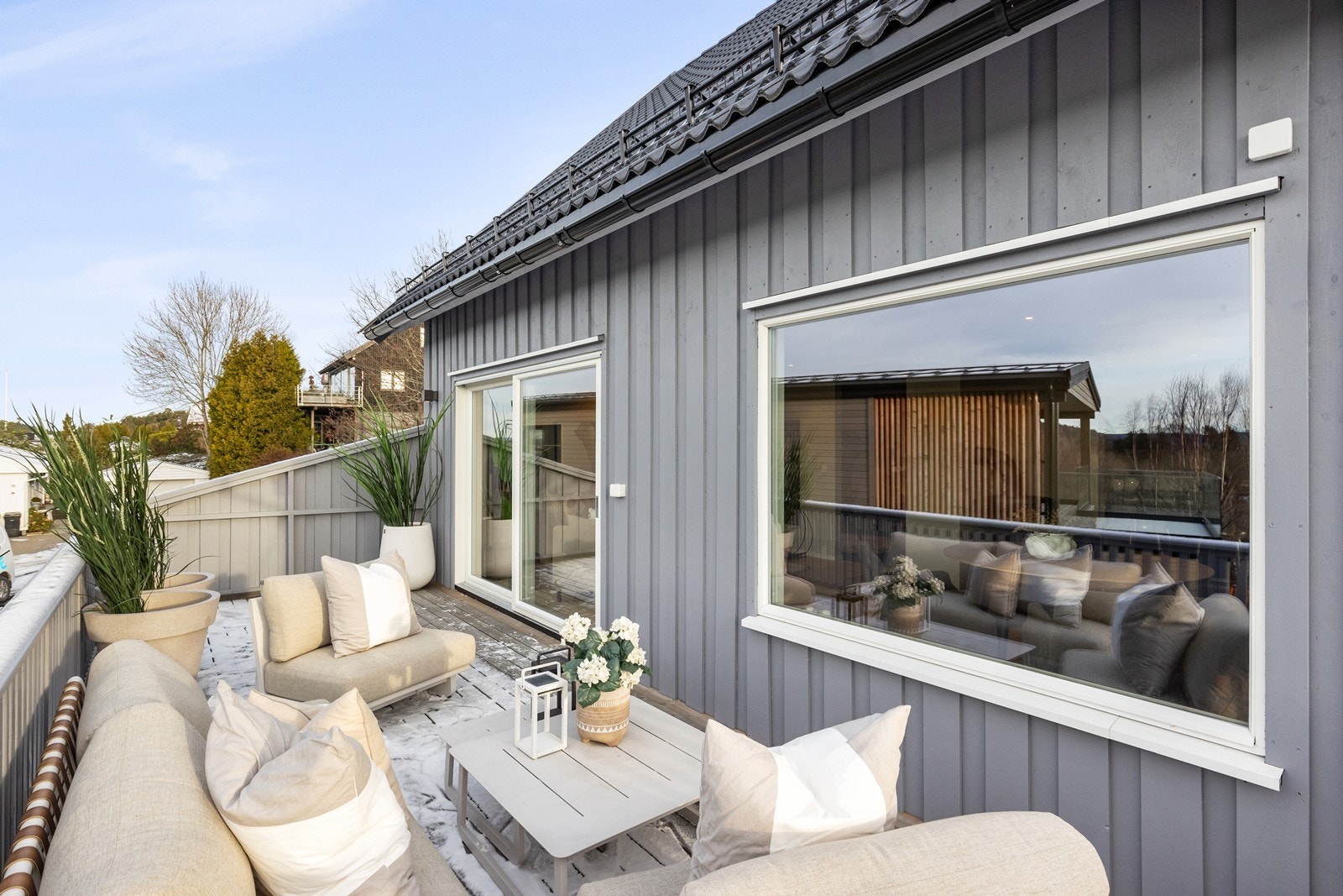 Balkong med utgang fra stue Galleribilde