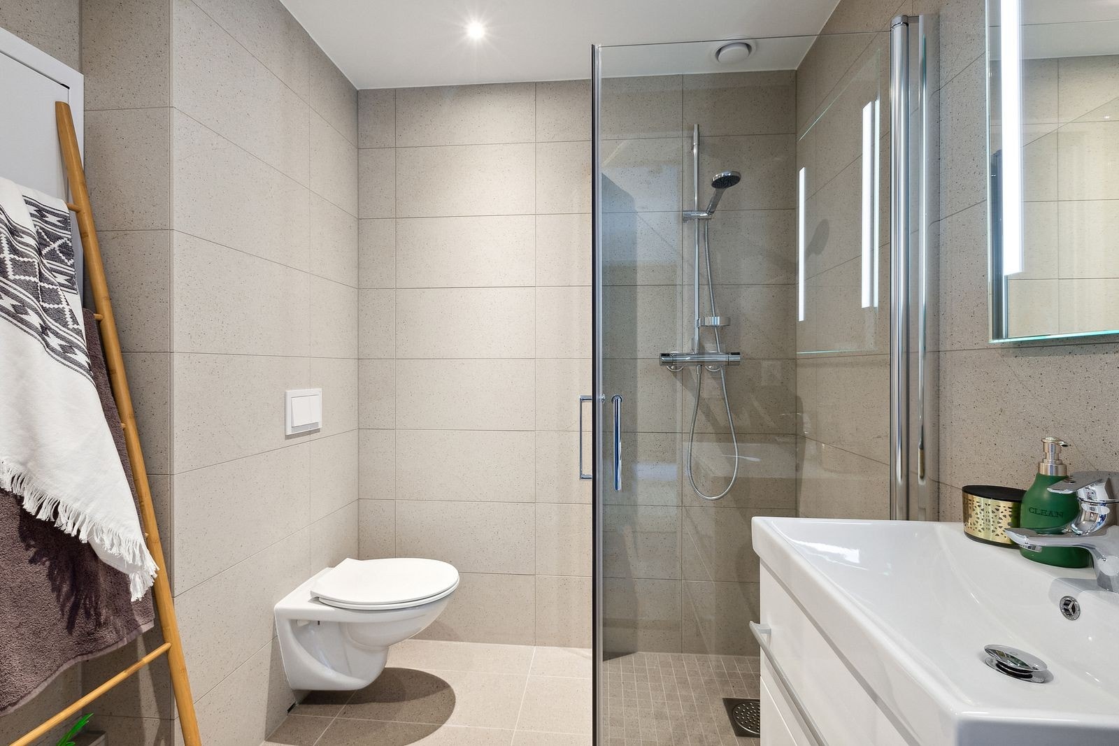 Pent flislagt baderm med opplegg til vaskemaskin Galleribilde