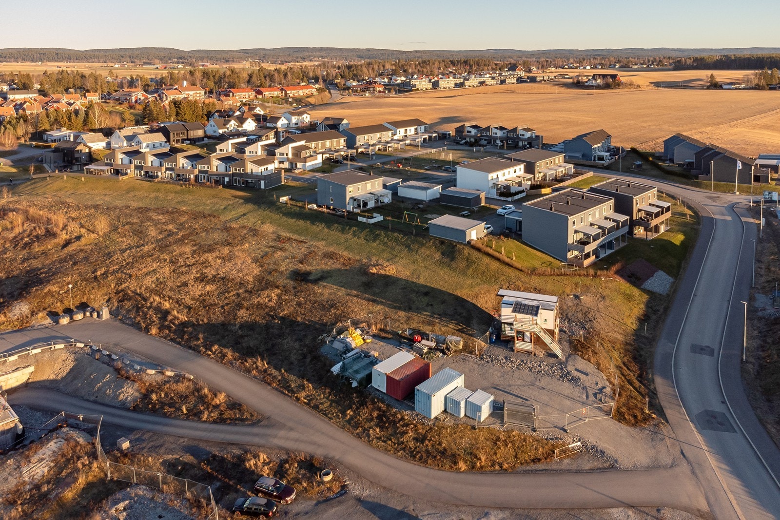 Fra Drognestoppen er det kort distanse til Årnes sentrum hvor det finnes rikt tilbud av butikker og spisesteder. Galleribilde