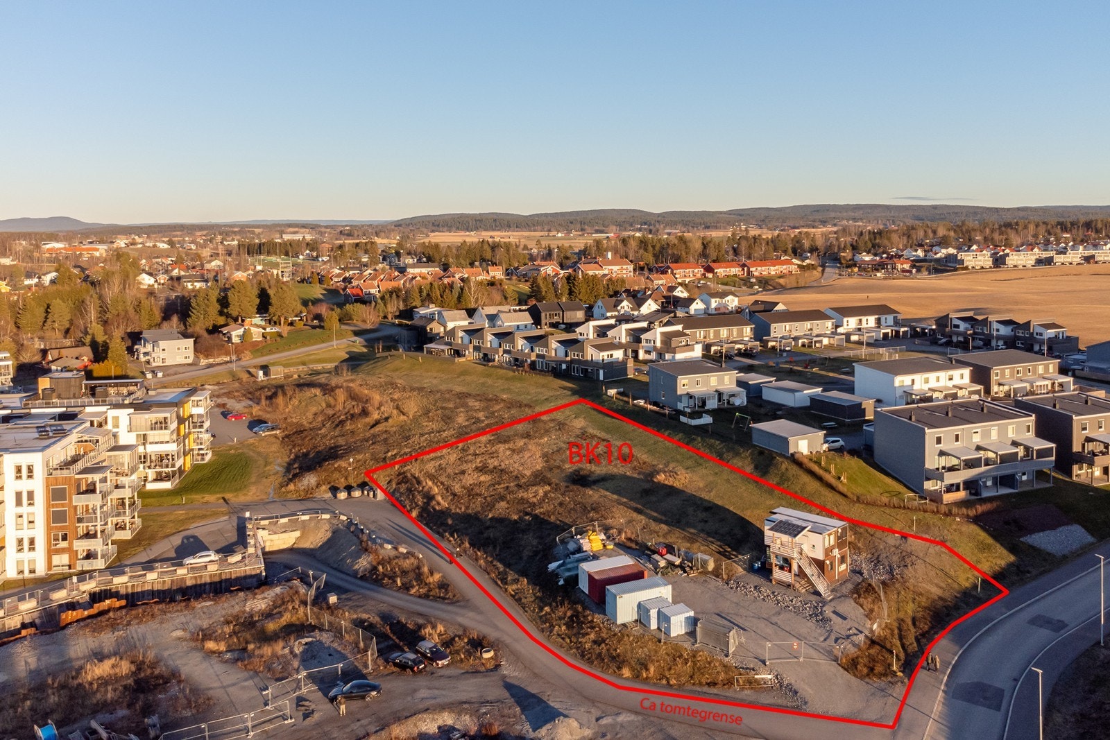Rødt omriss viser tomten BK10. Galleribilde