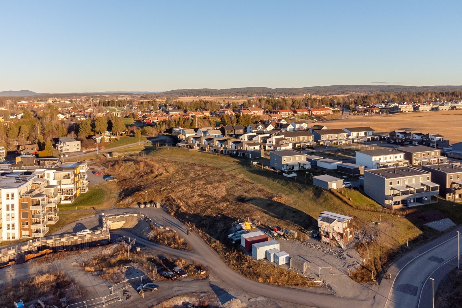 Tomtene har %BYA på 55% inkl. garasje og parkering. Galleribilde