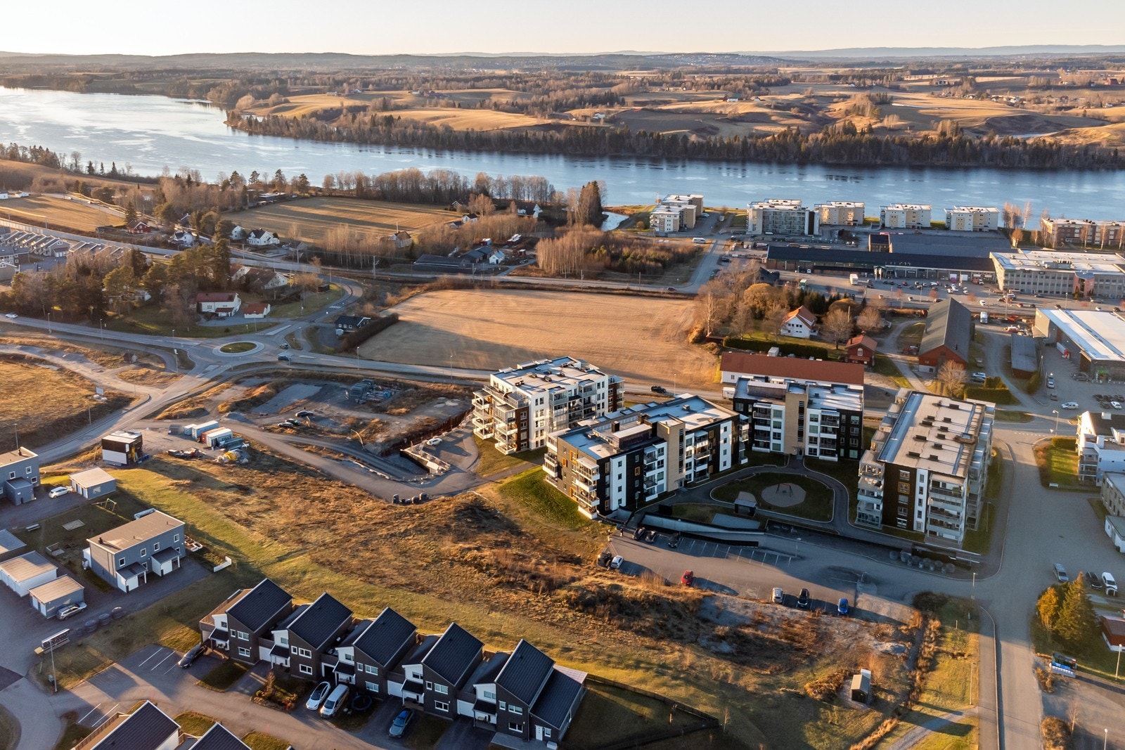 Tomtene er på til sammen 7619 kvm og er regulert til konsentrert småhusbebyggelse. Galleribilde