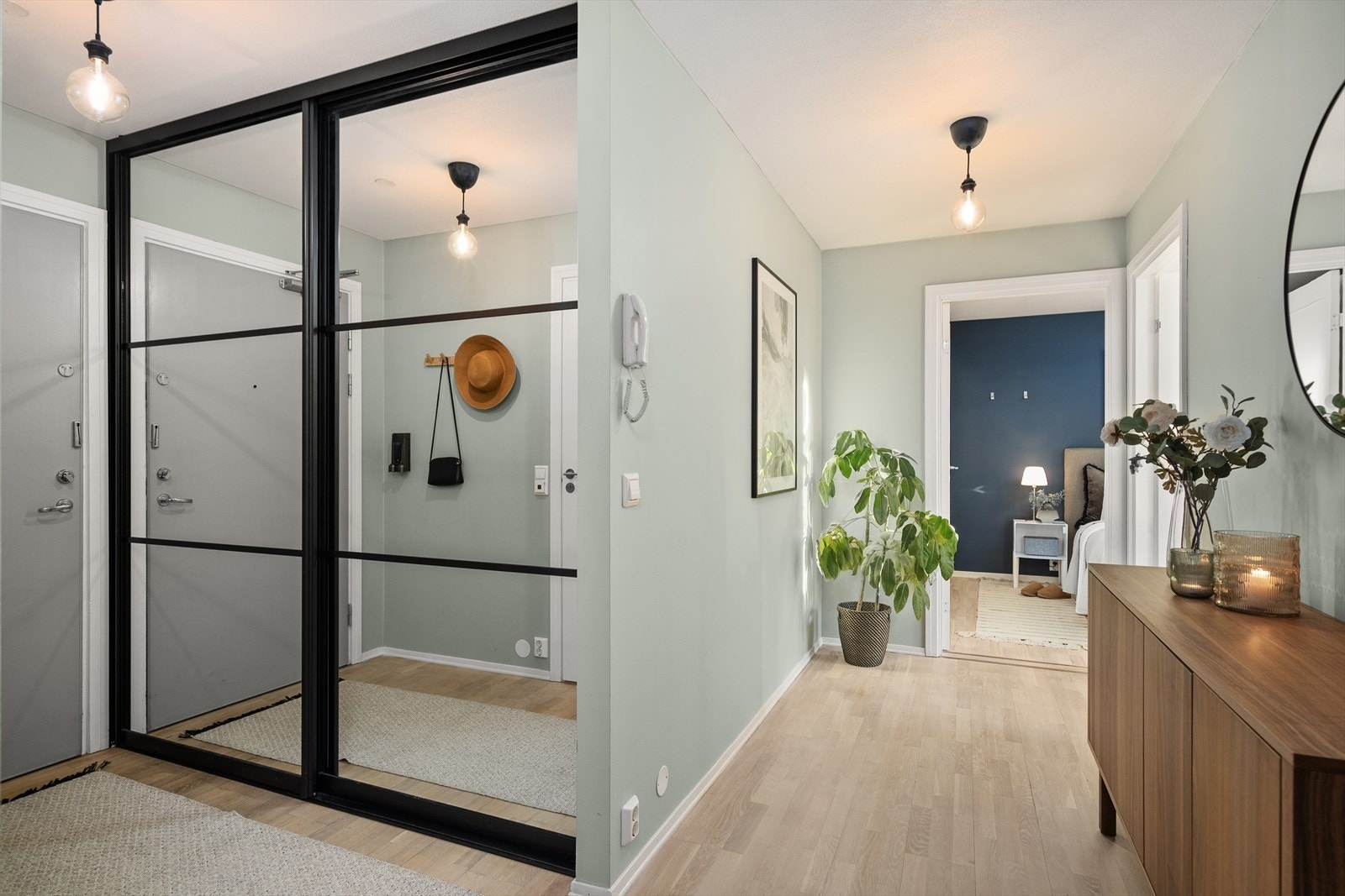 Innbydende entré med lekker skyvedørsgarderobe. Galleribilde