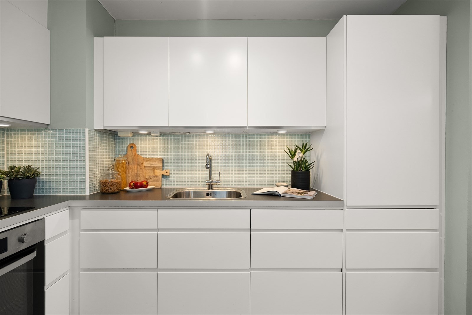 Det er integrert kjøl/fryseskap, oppvaskmaskin, platetopp og stekeovn. Galleribilde