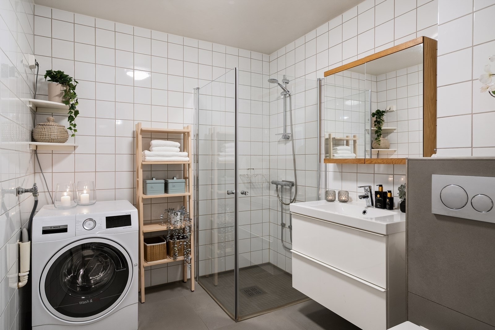 Delikat flislagt bad med gulvvarme og opplegg for vaskemaskin. Galleribilde