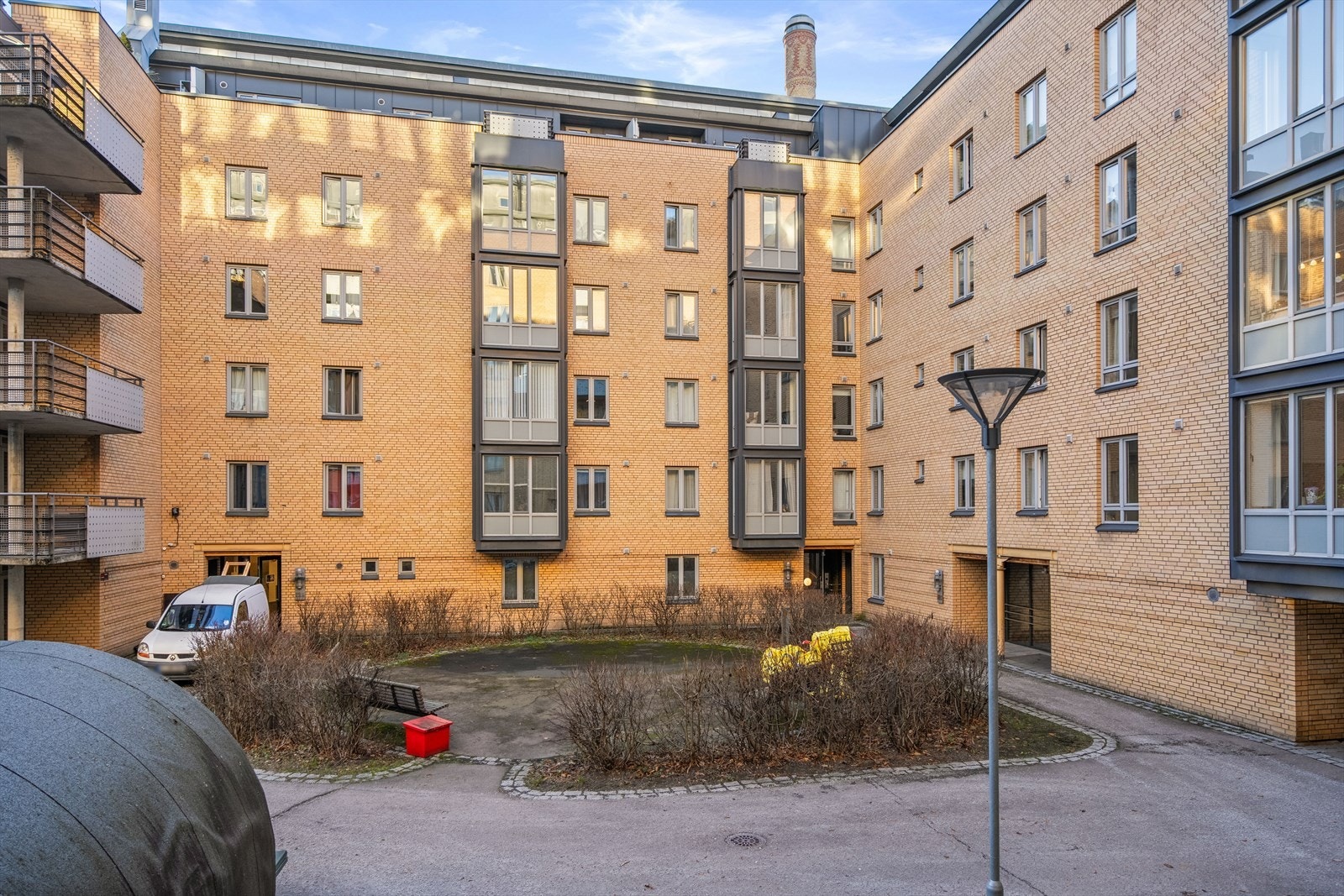 Pent opparbeidet og avlåst bakgård. Galleribilde