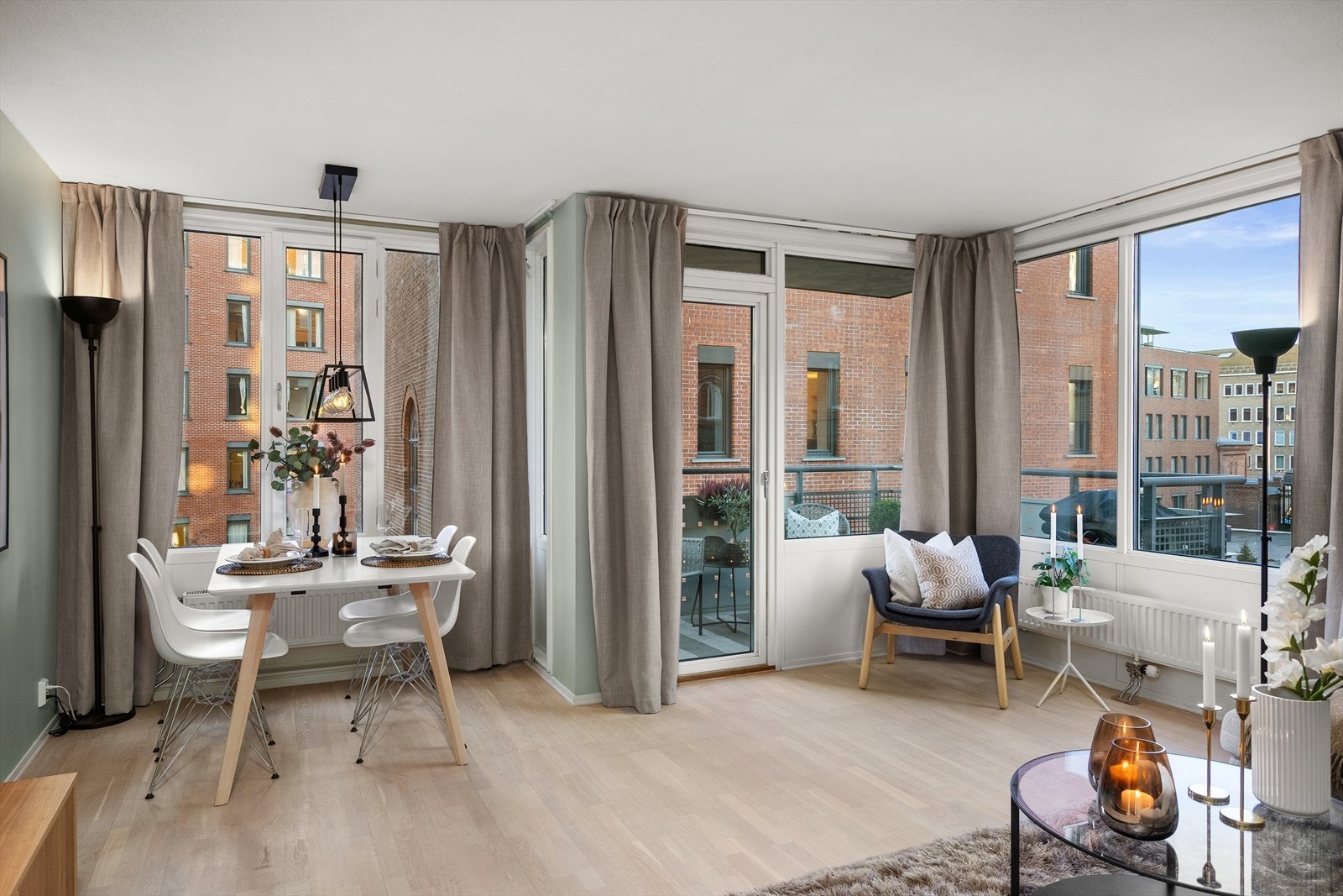 Romslig stue med flere soner. Galleribilde