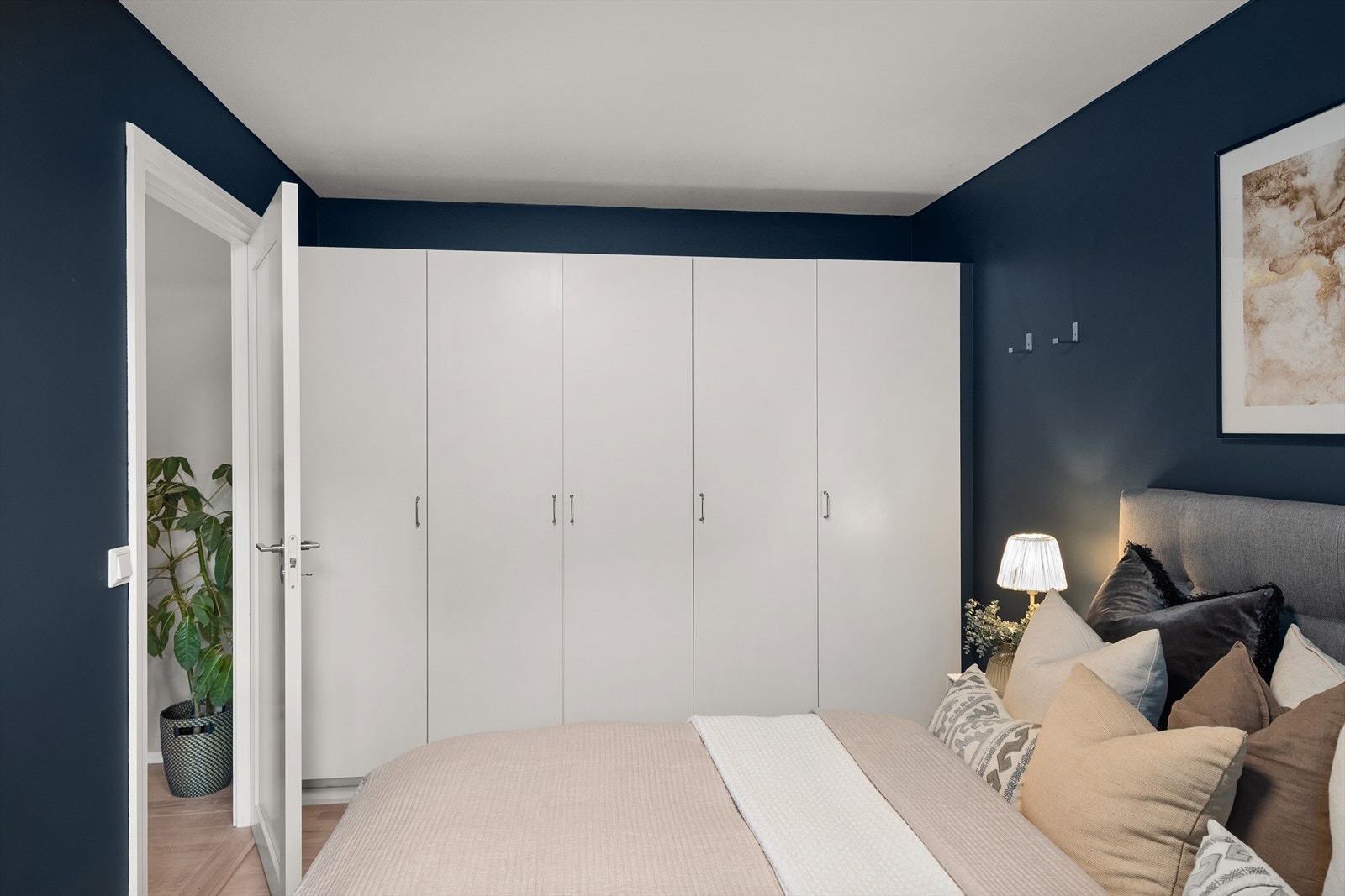 Stor garderobe. Galleribilde