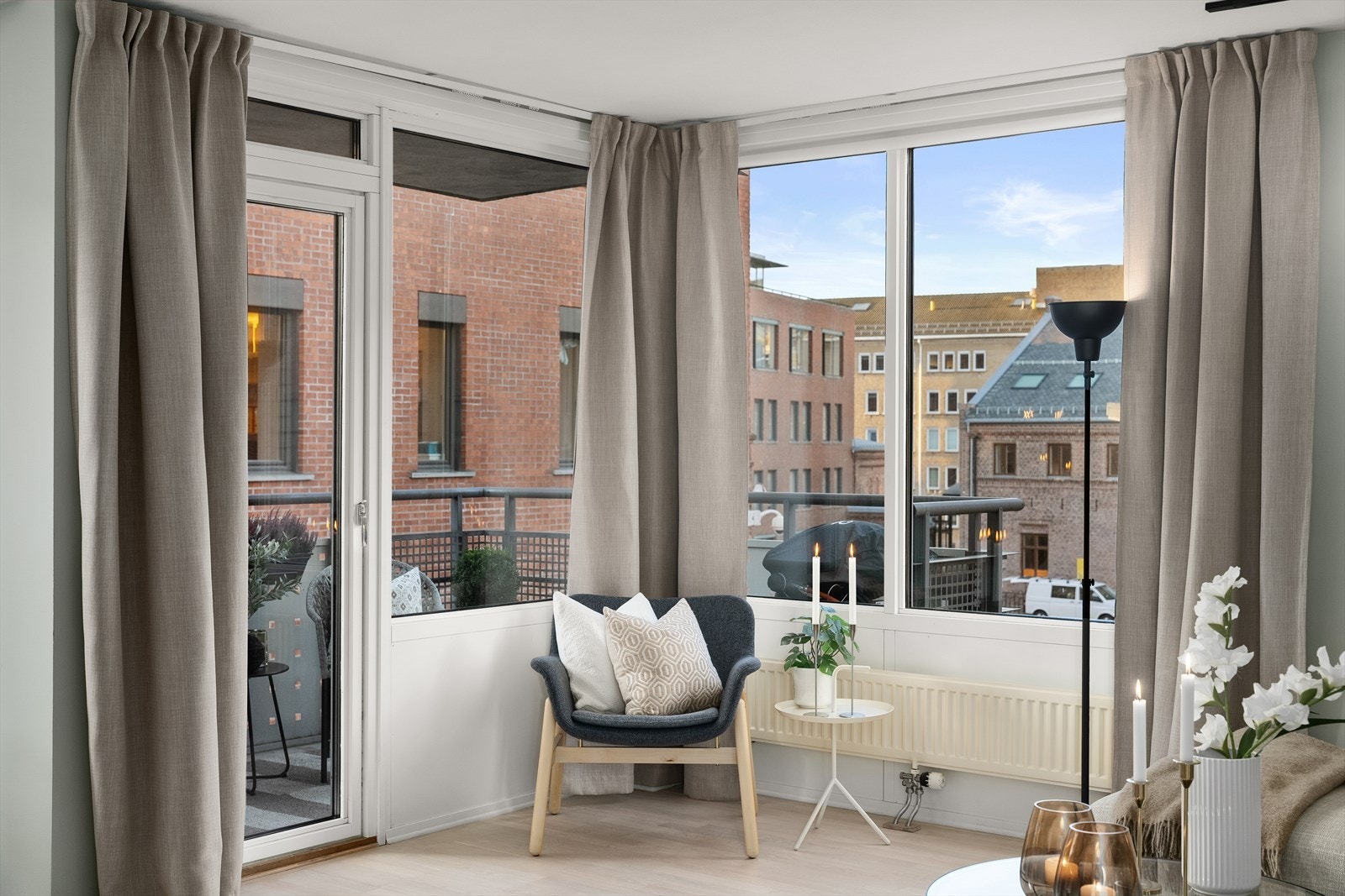 Store vindusflater som gir rikelig med naturlig lys. Galleribilde