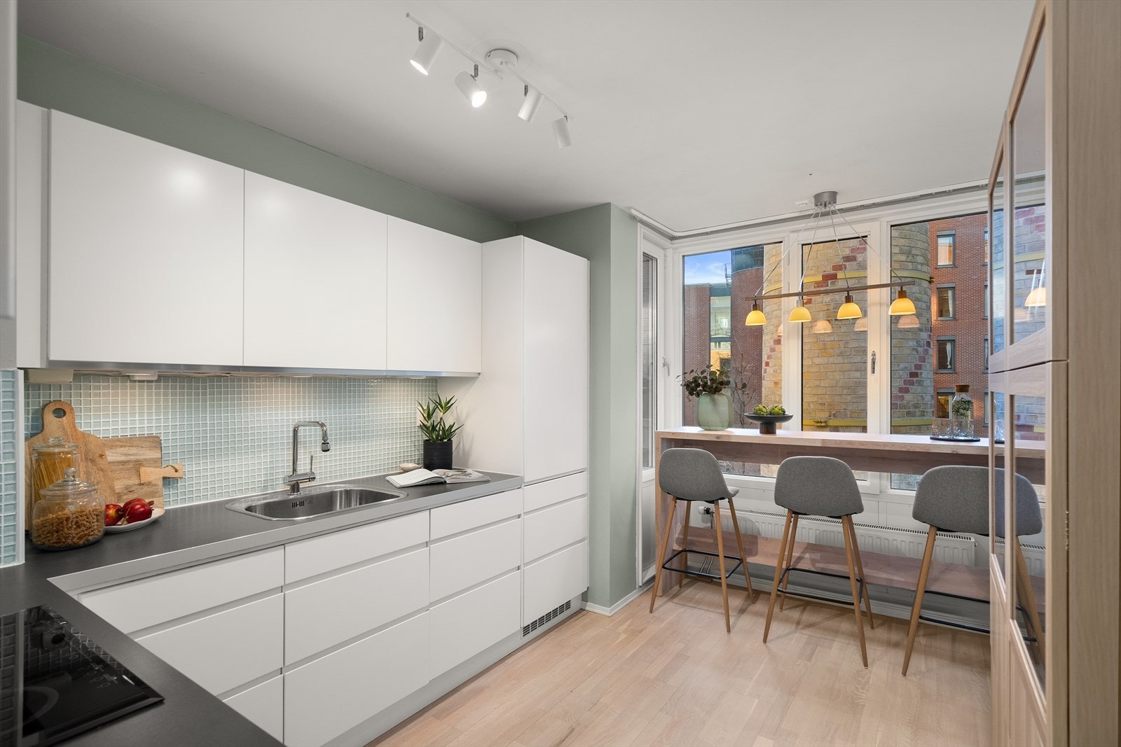 Innholdsrik kjøkken fra Drømmekjøkken. Galleribilde