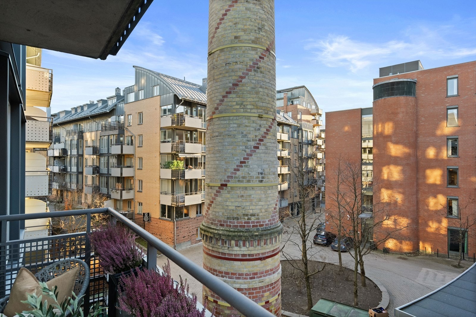 Sørvestvendt balkong på 6,5m² med gode solforhold. Galleribilde