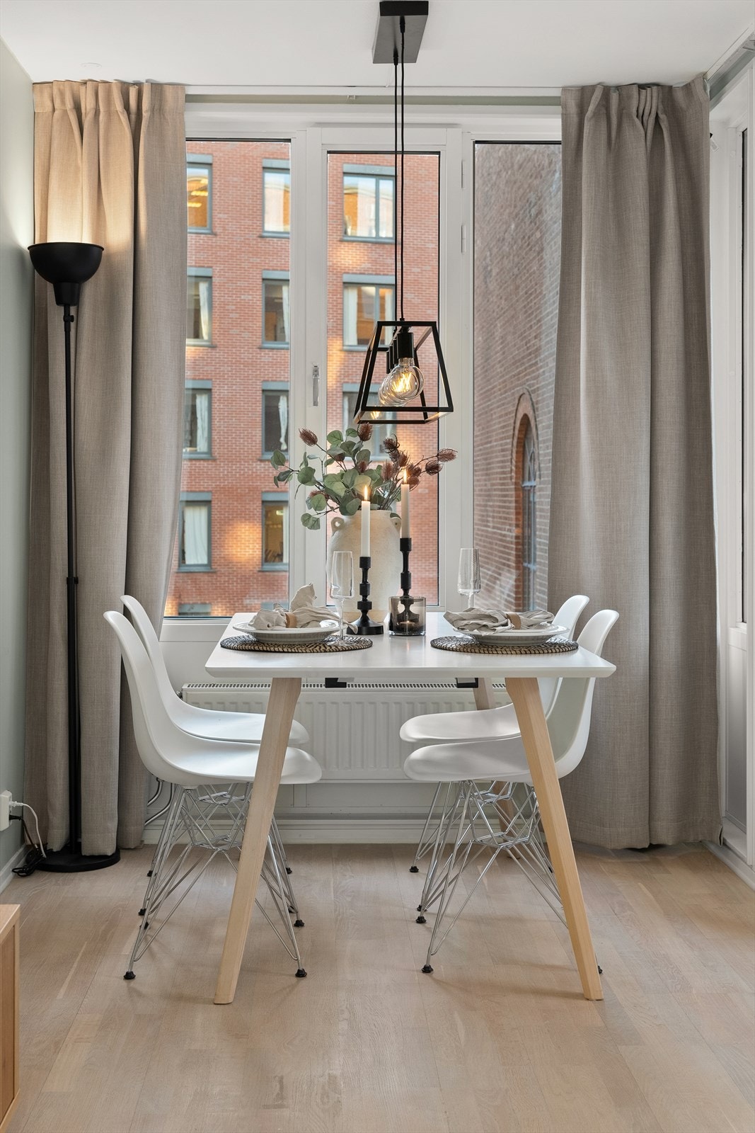 Spisegruppe med åpent utsyn. Galleribilde