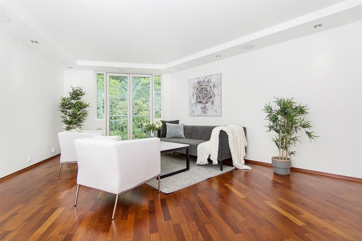 Stuen er lys og trivelig med downlights i himling og fransk balkong. Galleribilde