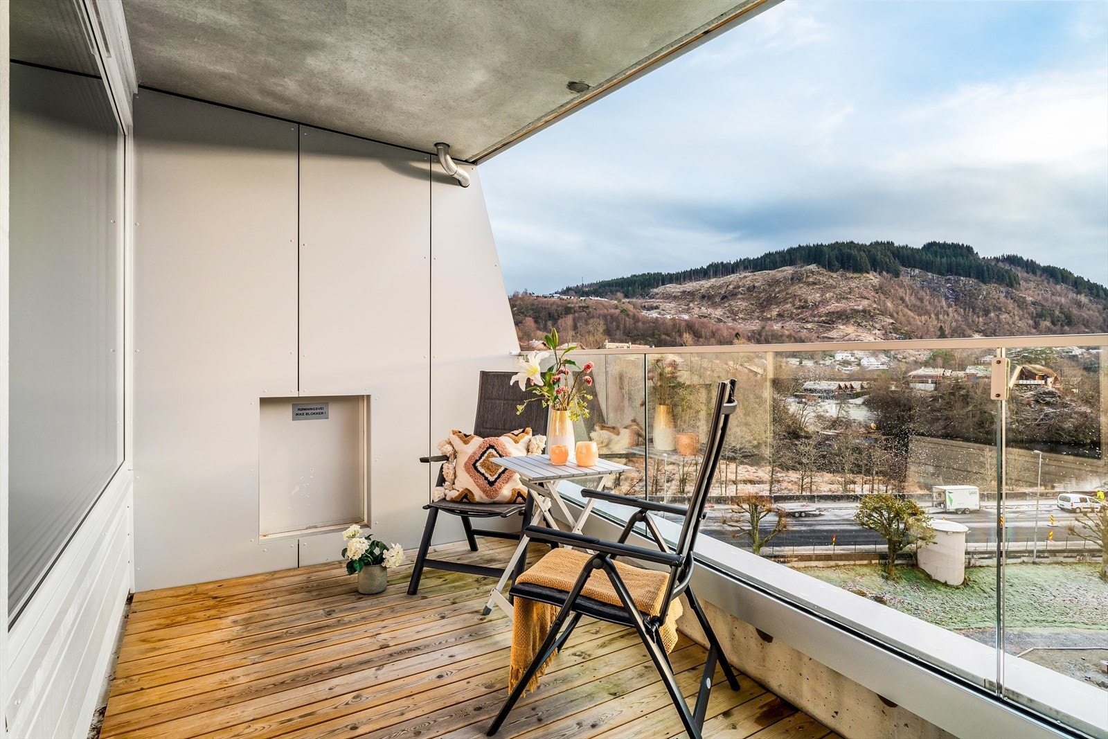 Overbygget bidrar til å gjøre uteplassen lun og skjermet - her kan man nyte fritiden i "all slags" vær. Galleribilde