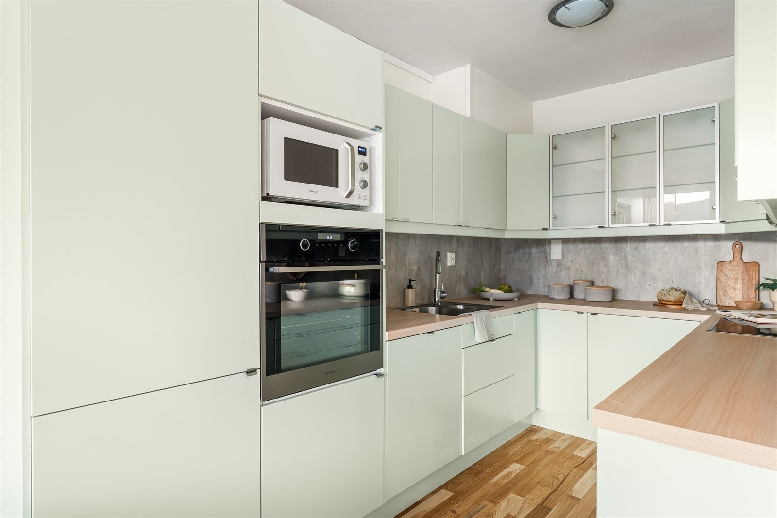 Kjøkkeninnredningen fra 2018 har en moderne utførelse med glatte fronter og laminert benkeplate. Galleribilde