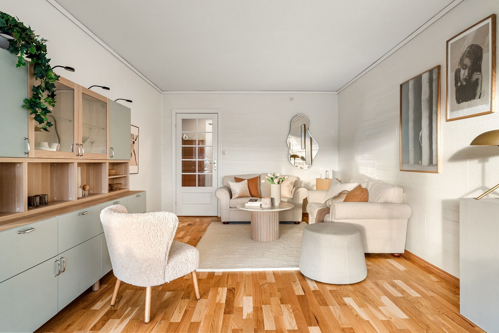 Oppholdsrommet utforming og størrelse gir anledning til å kunne innrede i ulike soner. Galleribilde