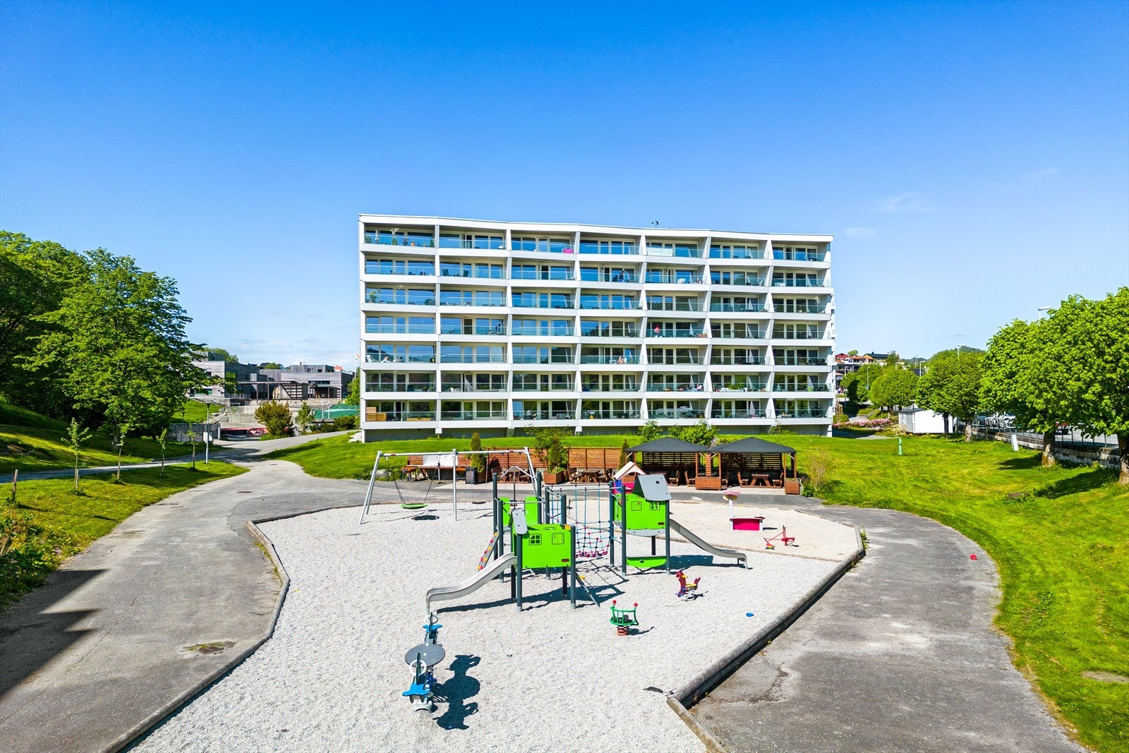 Fellesarealene i borettslaget er flott opparbeidet med grøntarealer, sosiale soner og lekeplass for de minste. Galleribilde