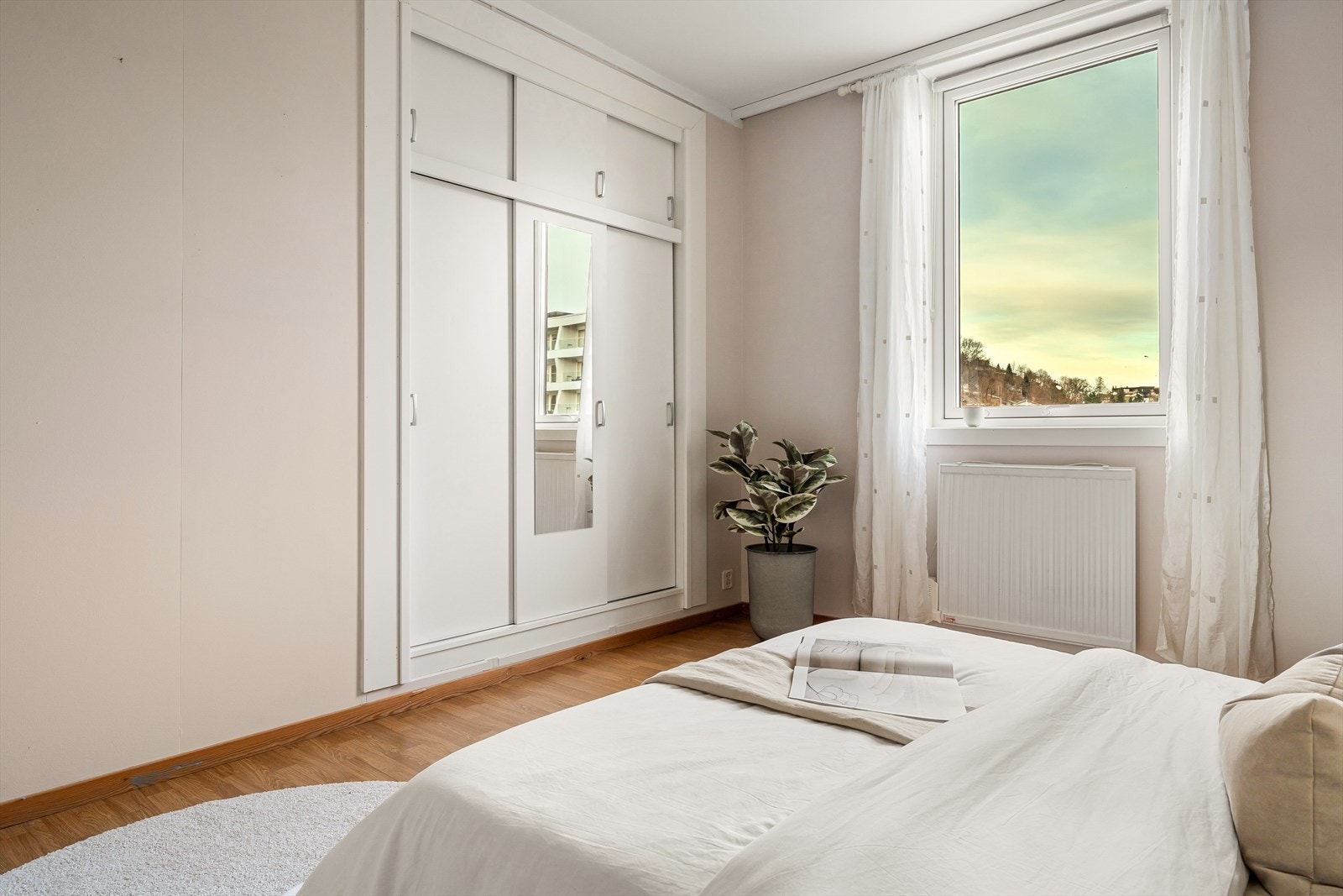 Praktisk og plassbesparende med garderobeskap integrert i veggen. Galleribilde