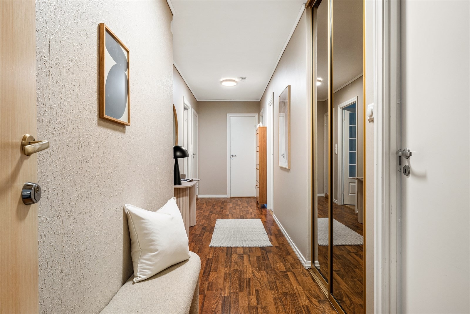 Entréen er utstyrt med dørtelefon og skyvedørsgarderobe. Galleribilde