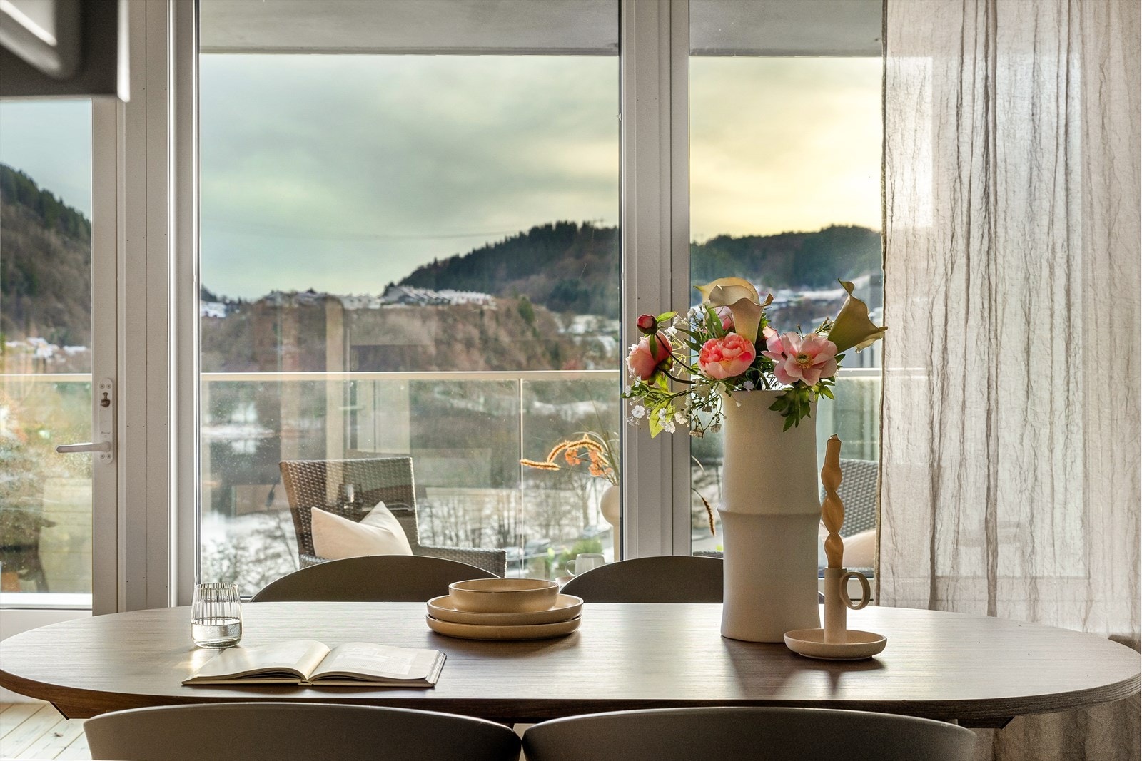 Utsikten mot Birkelandsvannet og nærområdene rundt utgjør det perfekte bakteppet for både hverdags- og festmåltider. Galleribilde