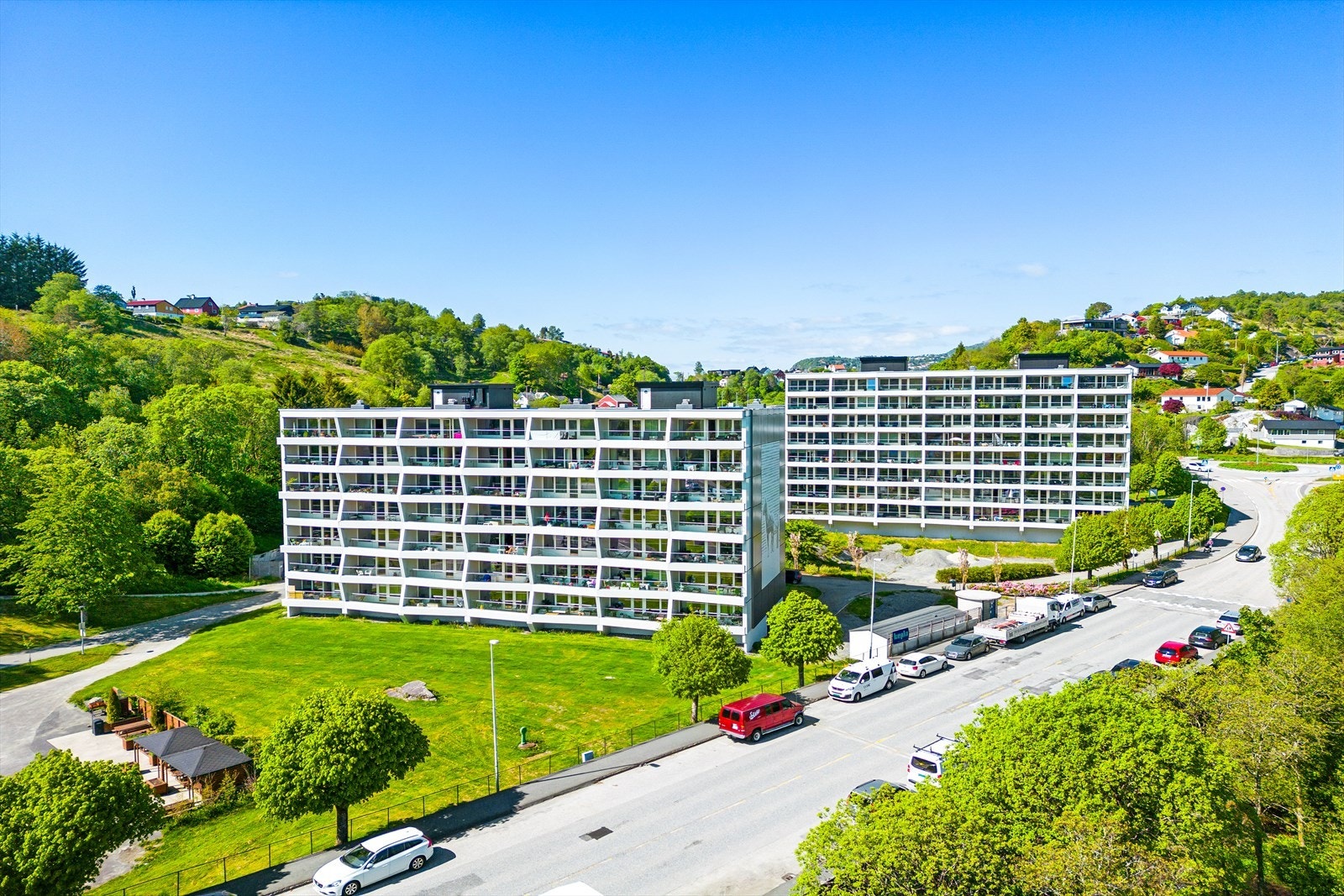 Fra eiendommen er det gangavstand til dagligvarebutikk, gode bussforbindelser, barnehager, skoler m.m. Galleribilde