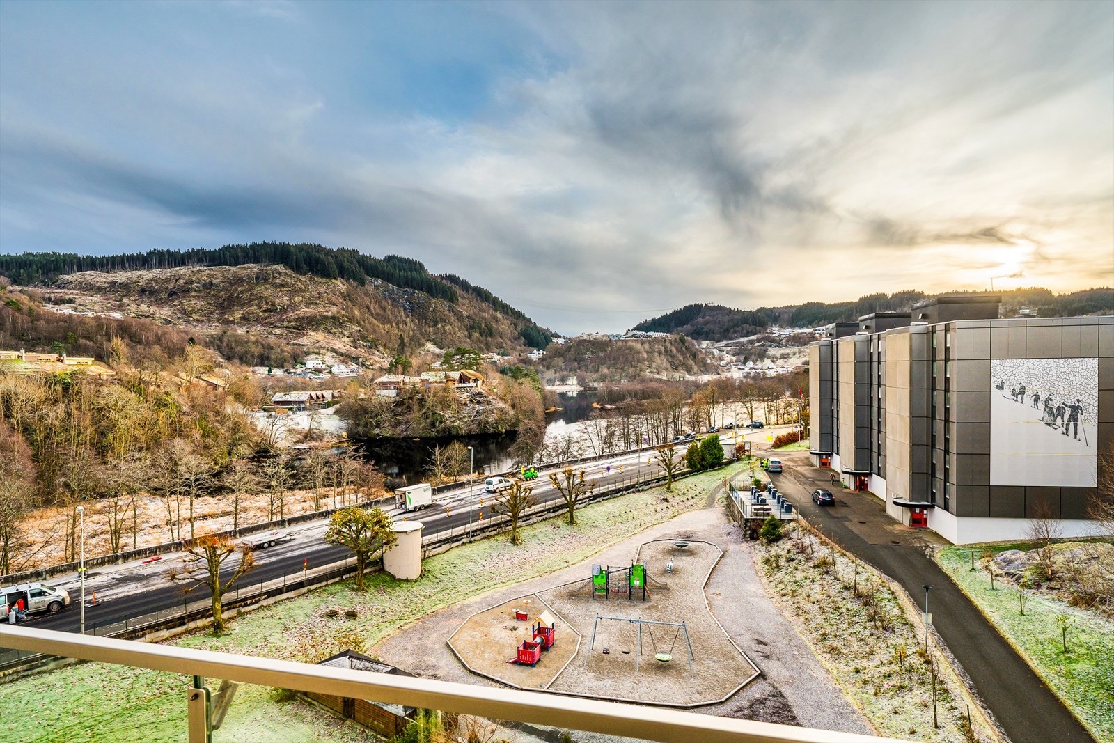 Her nyter man gode solforhold og nydelig utsikt over nærområdet mot Birkelandsvannet. Galleribilde