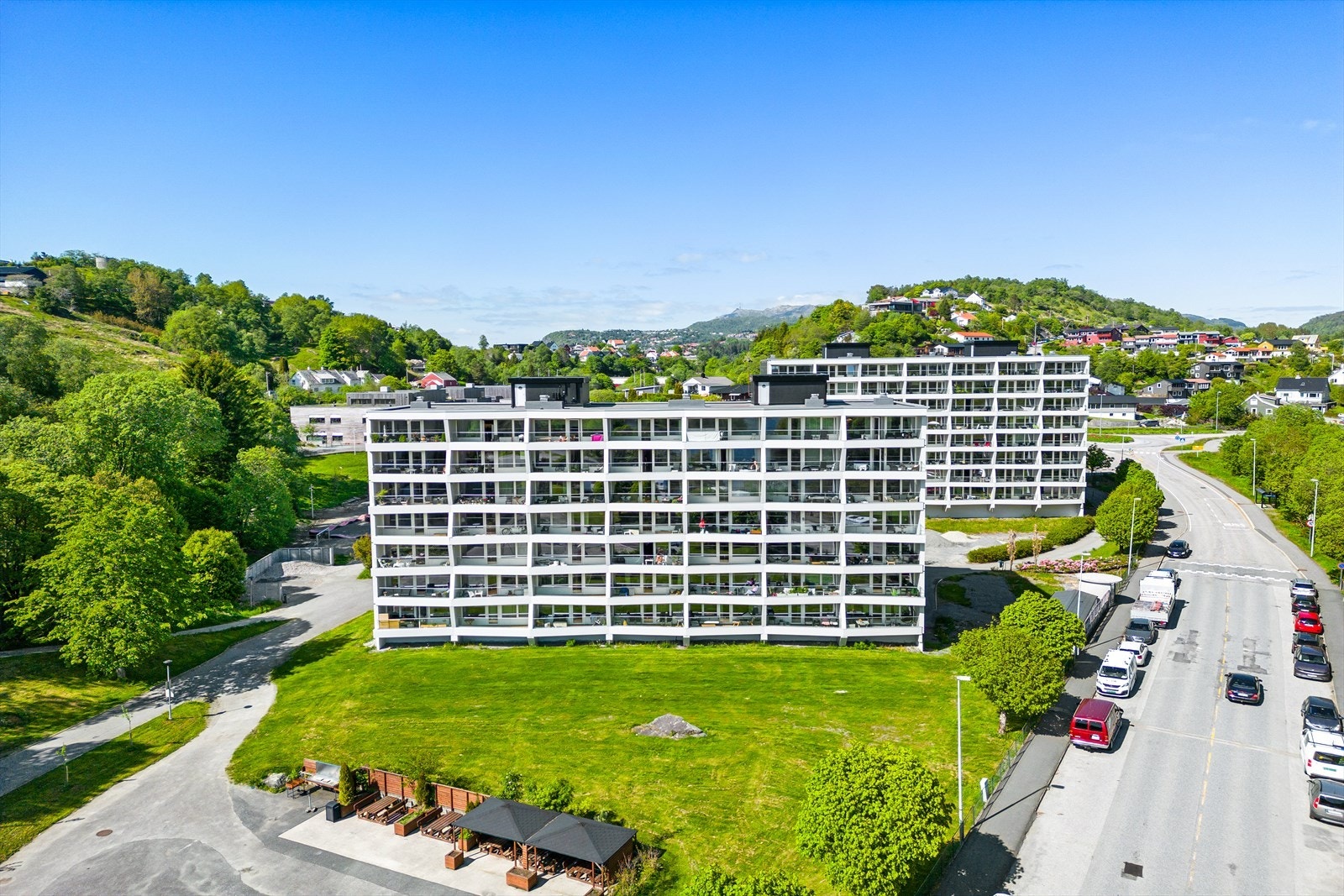 I perioden 2020-22 ble bygningsmassen betydelig oppgradert med bl.a. nye vinduer, etterisolert fasade, nytt tak og nye avløpsrør. Galleribilde