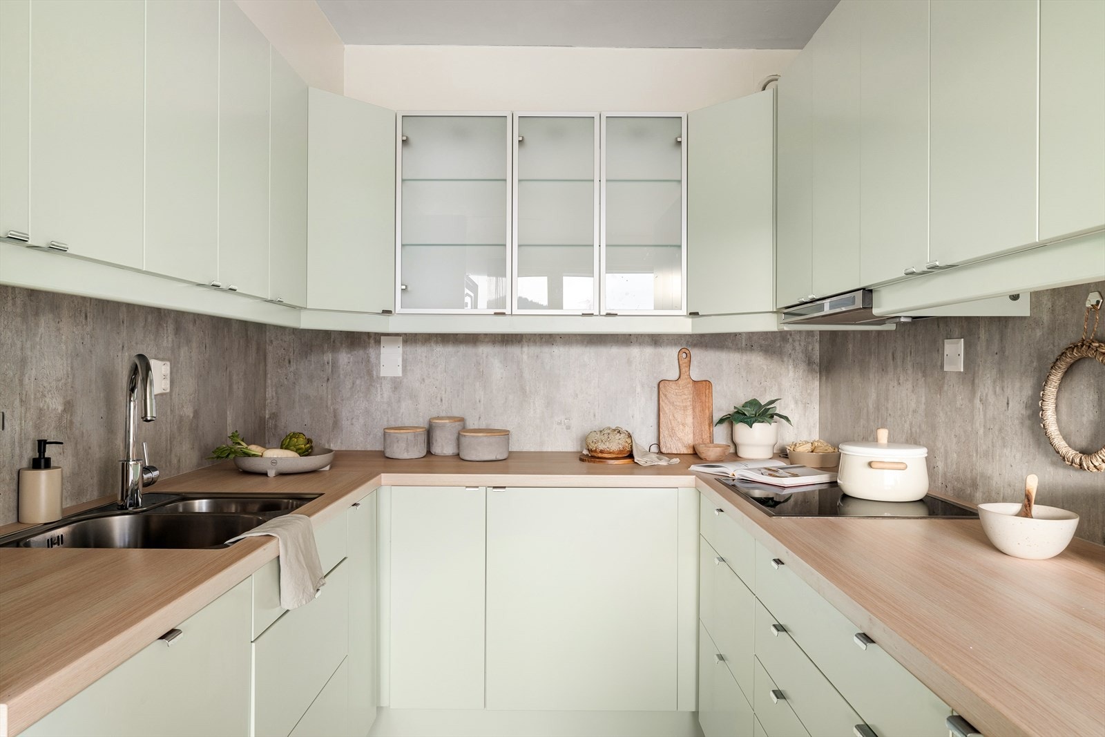 Hvitevarene er integrert i innredningen og det er rikelig med skap- og benkeplass. Galleribilde