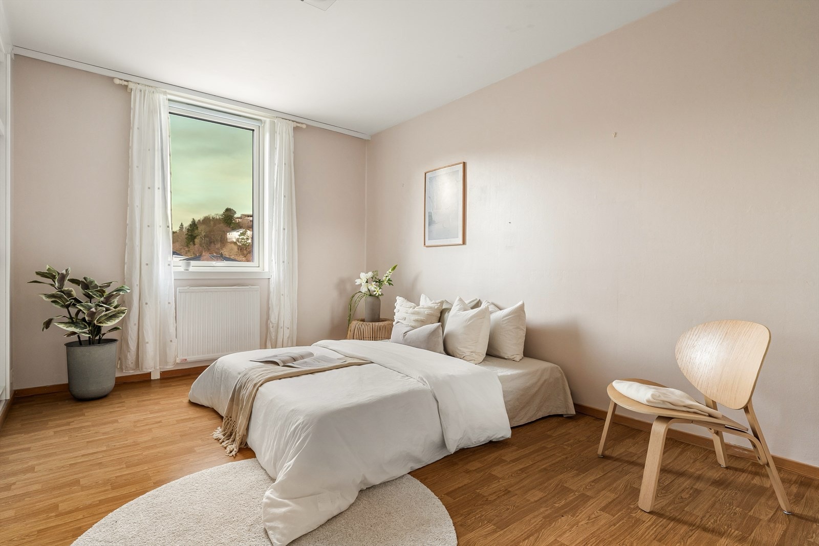 Leiligheten inneholder i alt tre lyse og innbydende soverom. Galleribilde