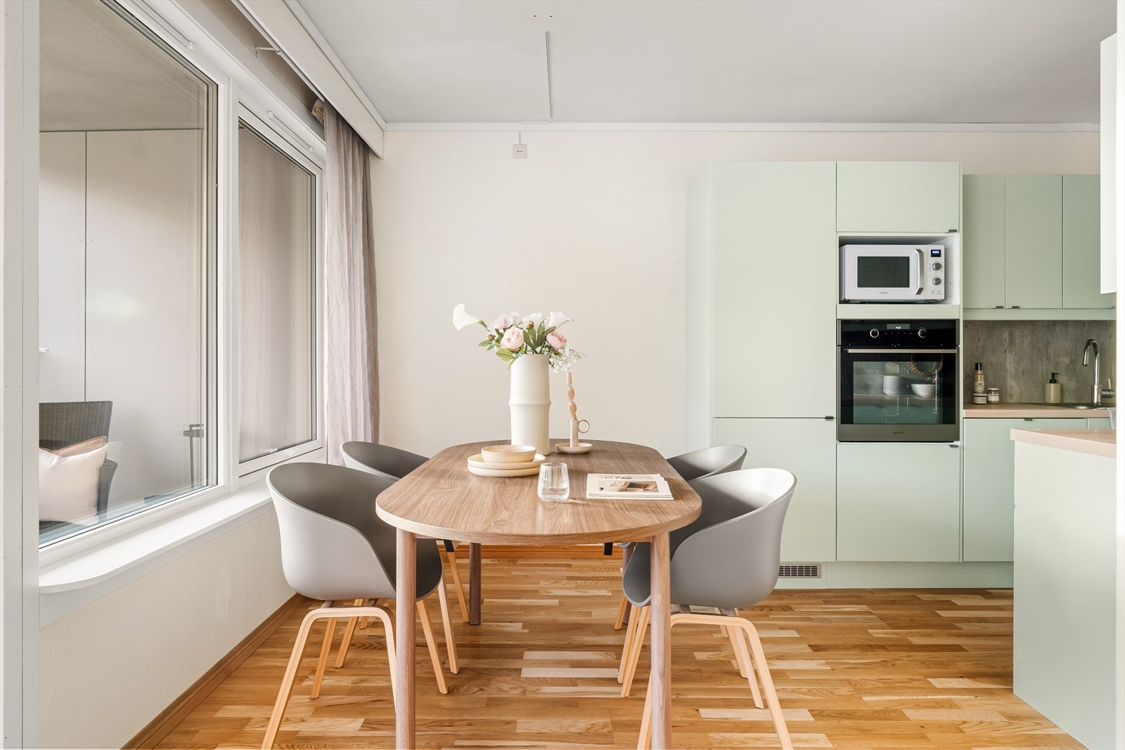 Samlingspunktet i leiligheten er den åpne og sosiale stue-/kjøkkenløsningen. Galleribilde