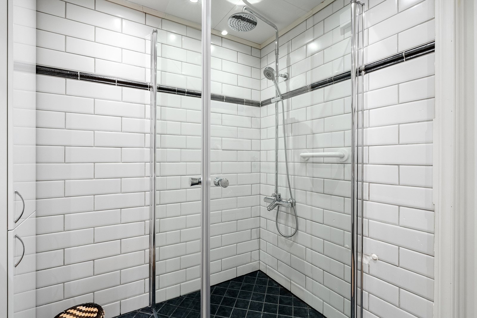 Det er utstyrt med baderomsinnredning, skap med god oppebevaringsplass, dusj og opplegg for vaskemaskin. Galleribilde