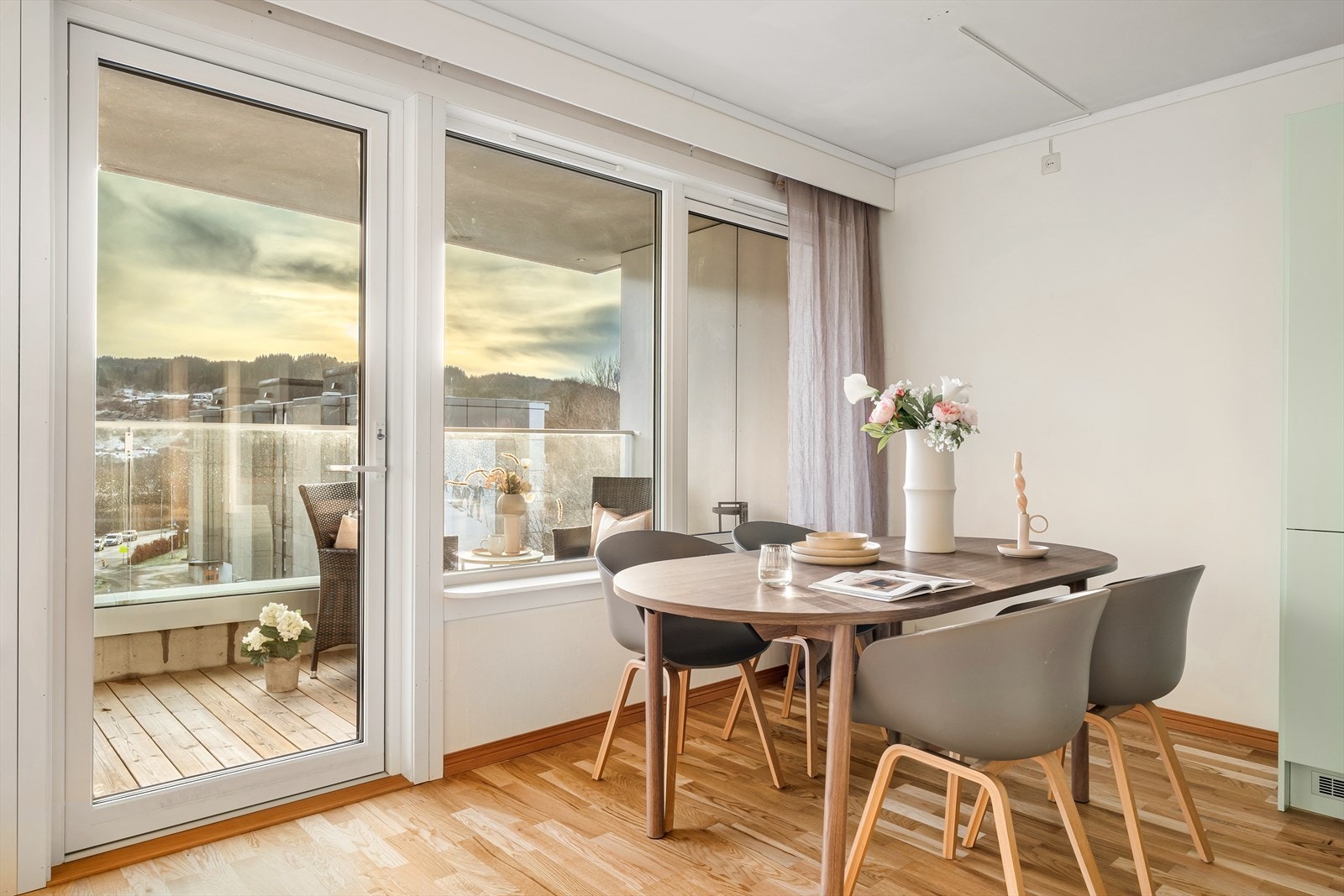 Leiligheten er betydelig oppgradert de seneste årene og fremstår som lys og tiltalende. Galleribilde