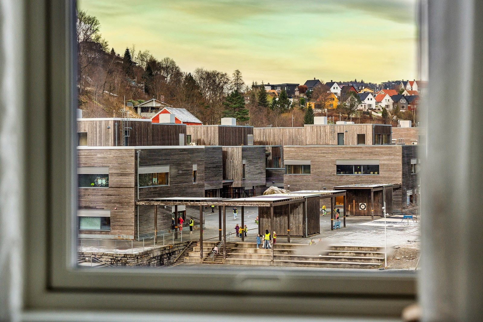 En barnefamilie vil ha glede av at Ulsmåg skole (1.-7. kl.) ligger "rett utenfor døren". Galleribilde