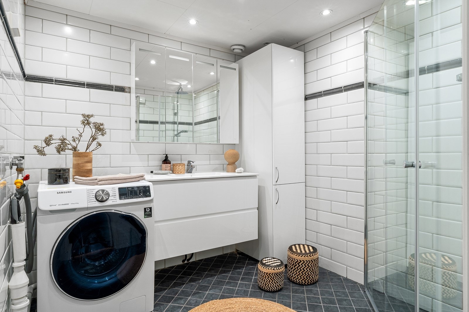 Badet har flislagte overflater, med varmekabler i gulvet og innfelte dowlights i himlingen. Galleribilde