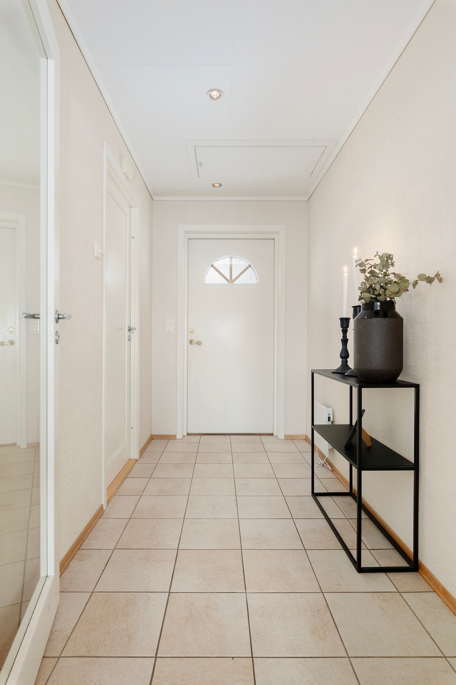 Entré/gang er flislagt og har eget garderoberom perfekt til gjemme unna sko og yttertøy. Galleribilde