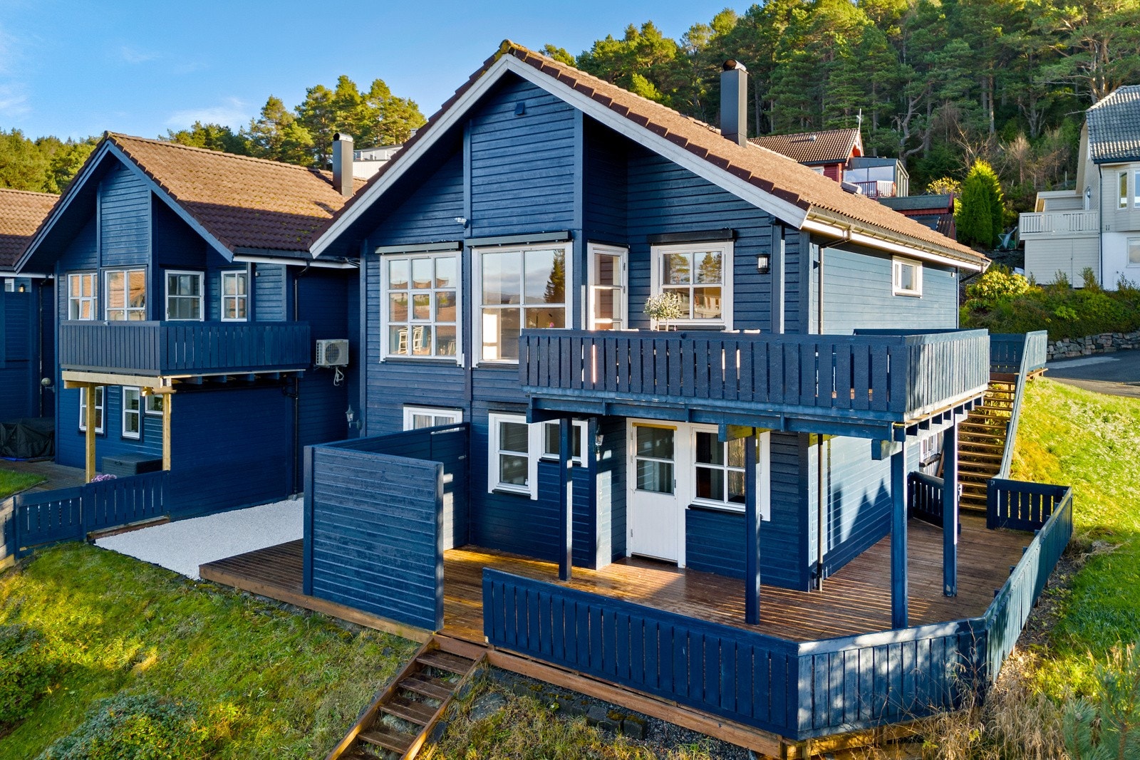 Dette er en lettstelt eiendom med velholdte overflater, store uteområder og solrik orientering. Galleribilde