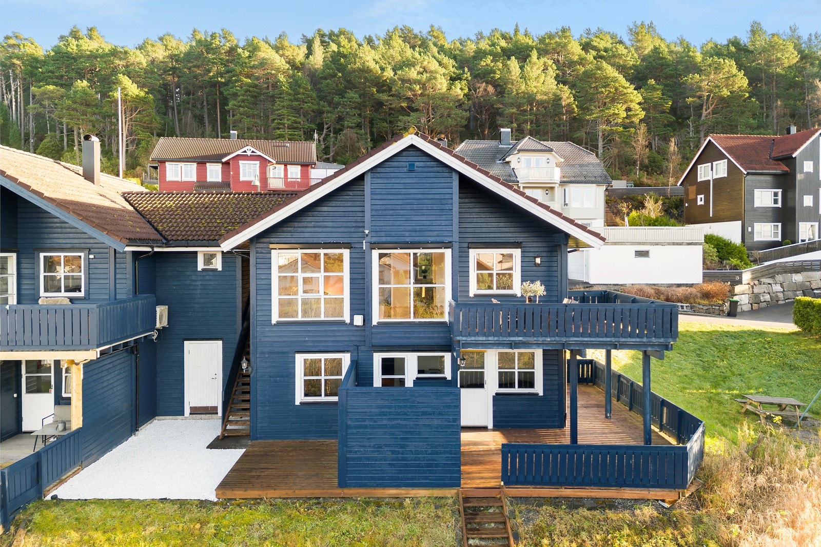 Boligen er fra 2002 og ligger i et attraktiv og barnevennlig område på Skåthaugen. Galleribilde