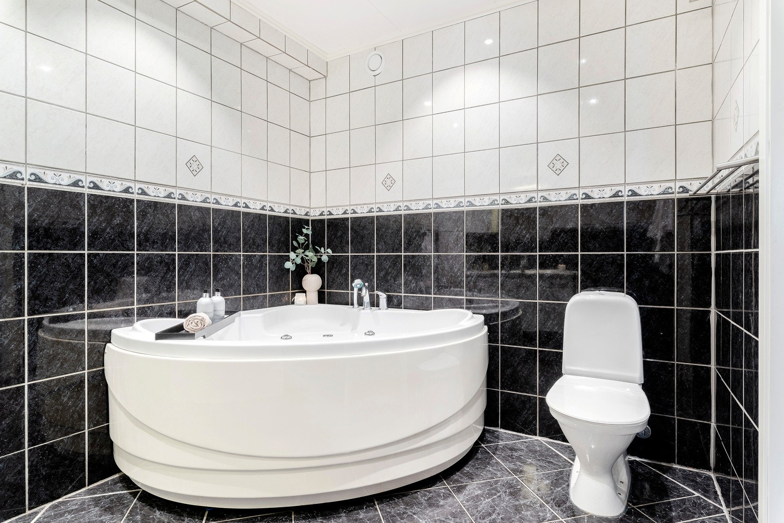 Det er selvfølgelig også toalett på badet. Galleribilde
