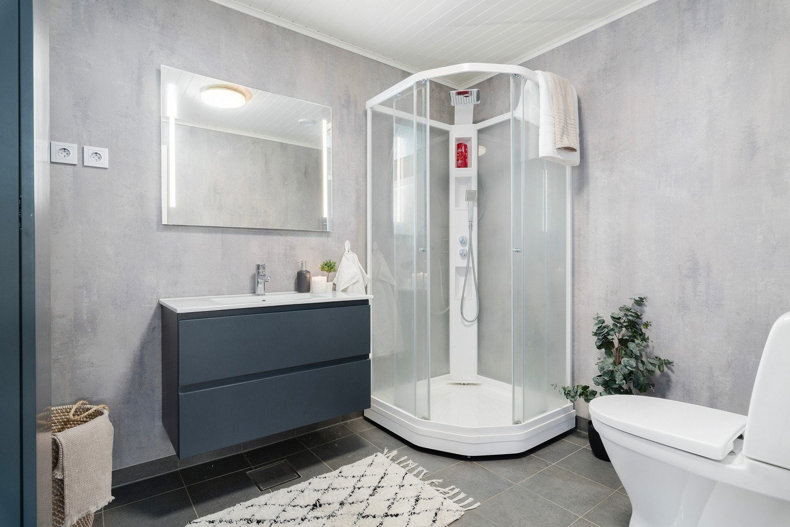 Det er alltid praktisk med bad i begge etasjene, er her badet i hovedetasjen. Galleribilde